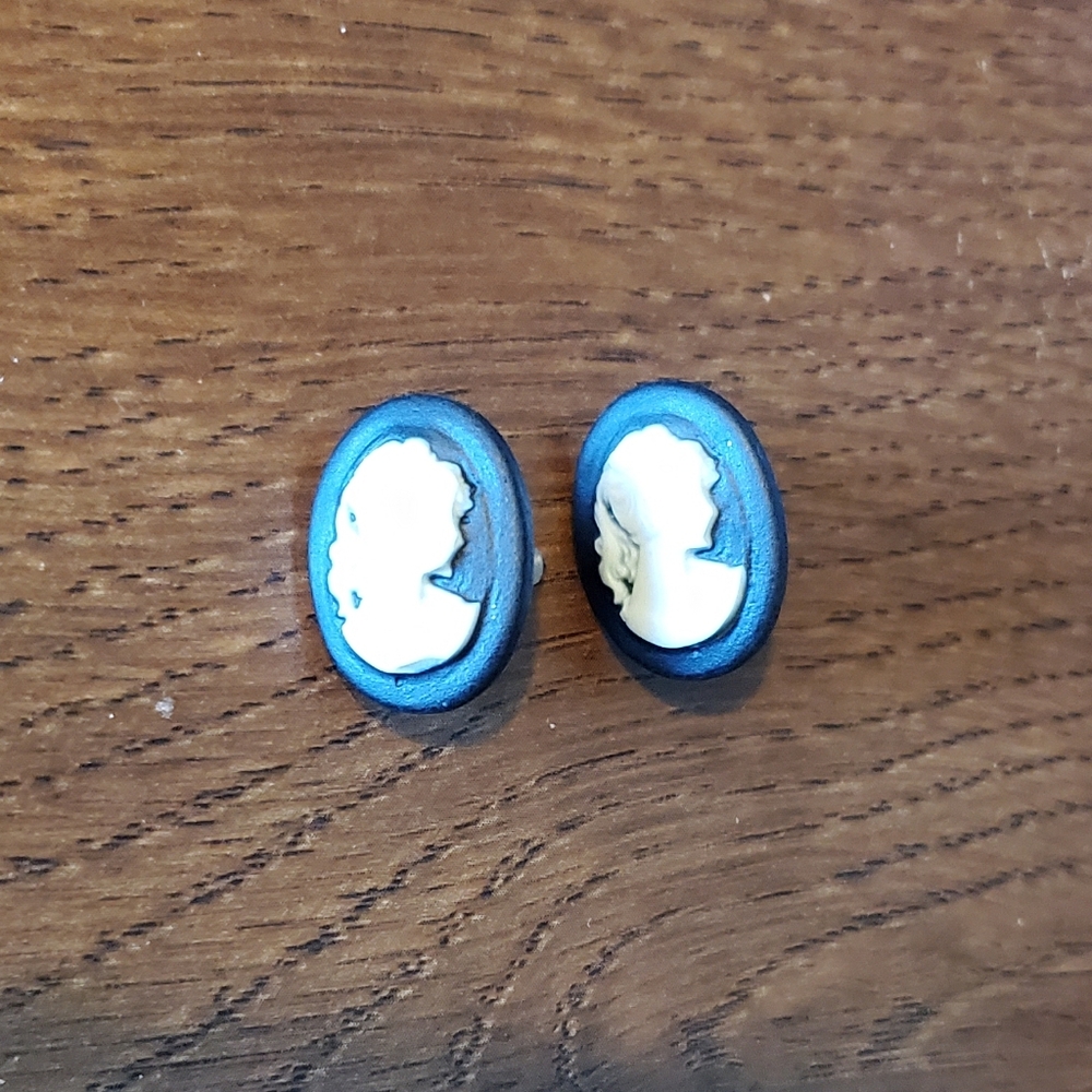 ⭐️2/$20⭐️ Cameo Earrings